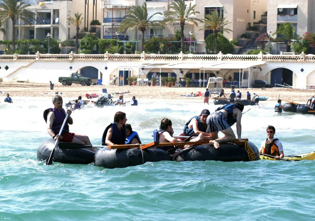 Grup de participants navegant en embarcació improvisada al mar de Sitges