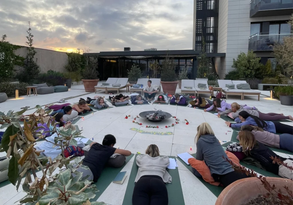 Sessió de relaxació i meditació en grup a la terrassa d'un hotel de Sitges al capvespre