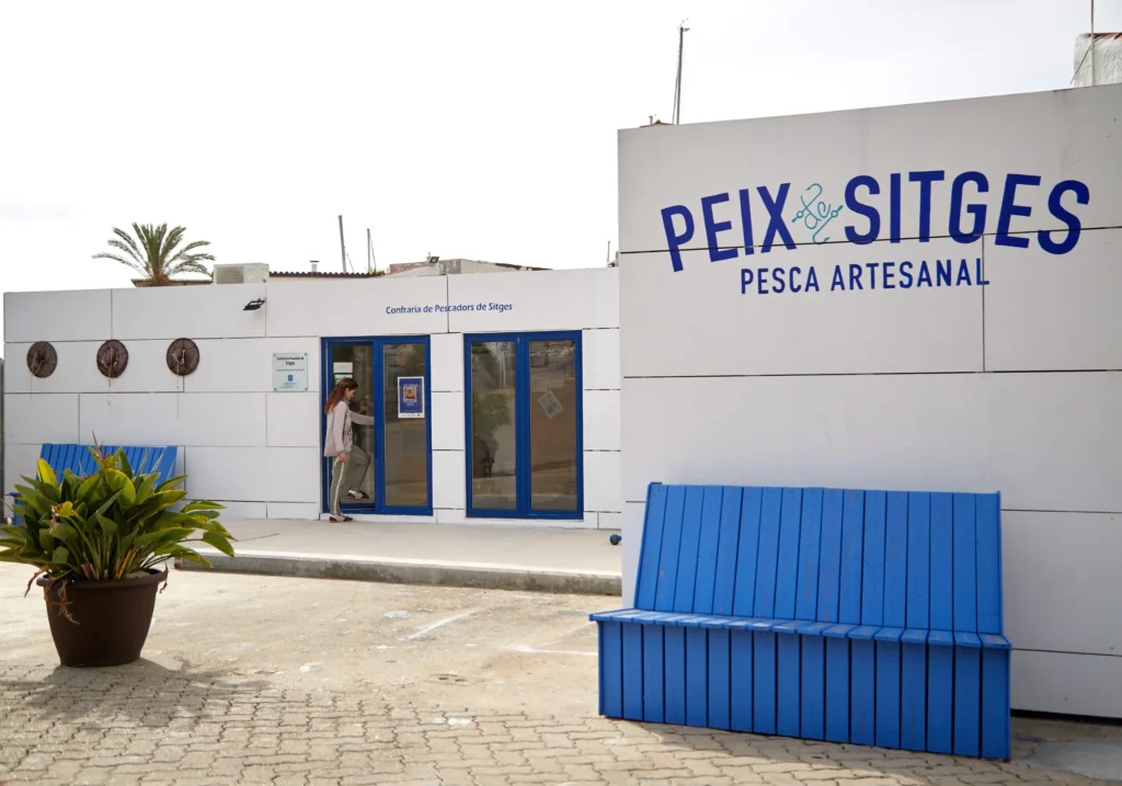 Fachada de la Confraria de Pescadors Peix Sitges con el rótulo de Pesca Artesanal