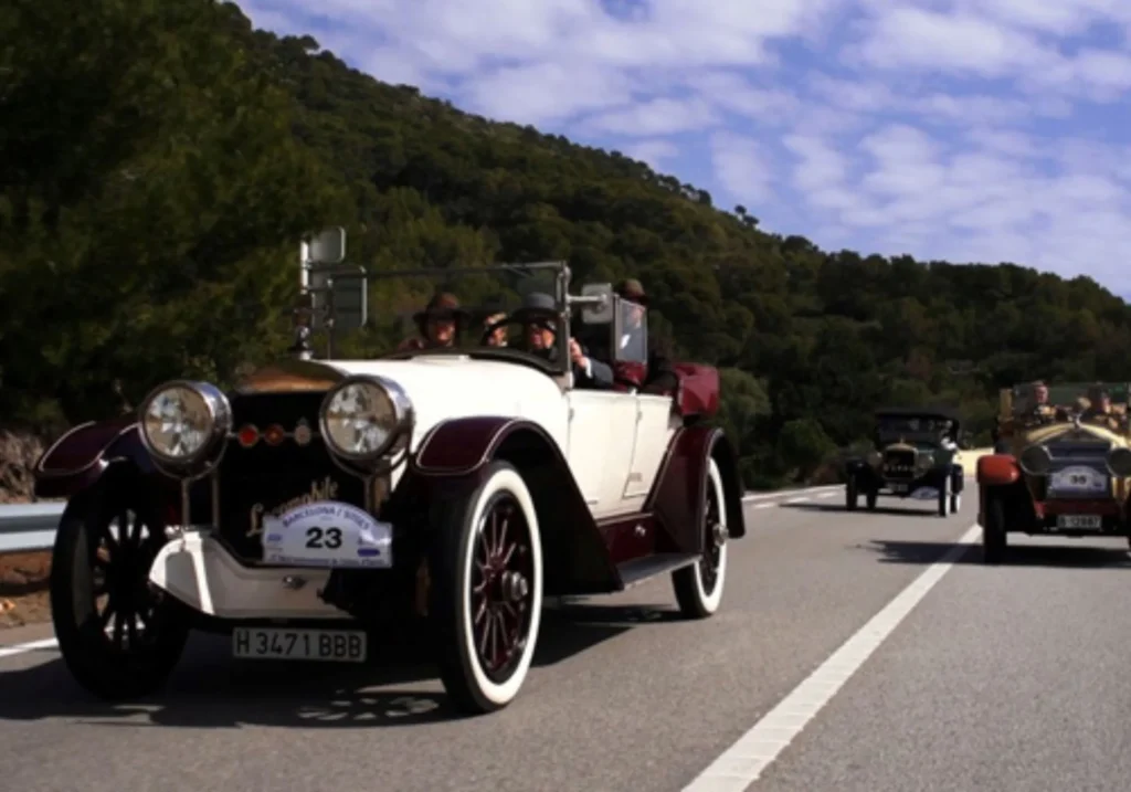 Cotxes clàssics participant en un ral·li de vehicles històrics per les carreteres de Sitges